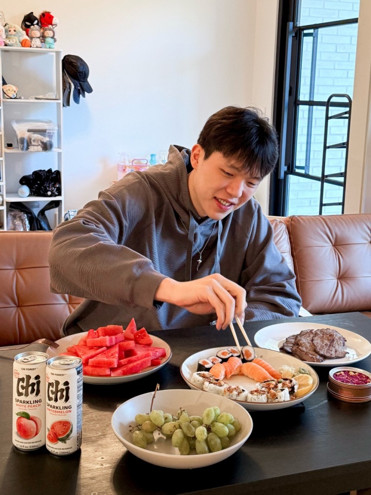 疑似广子~杨瀚森社媒晒照：吃饭睡觉打PS5...以及喝饮料