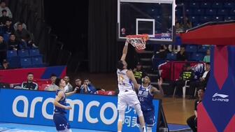 [周琦隔扣] 赵睿传球太犀利！长臂周琦篮下接球左手隔扣米奇2+1！